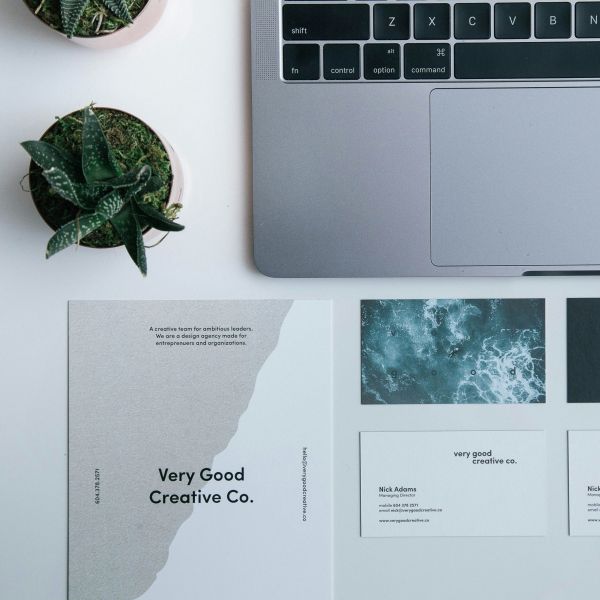 Visuel de communication commercial sur un bureau