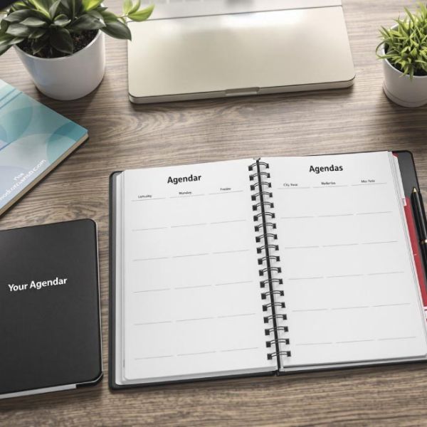 Image avec un agenda ouvert sur un bureau en bois