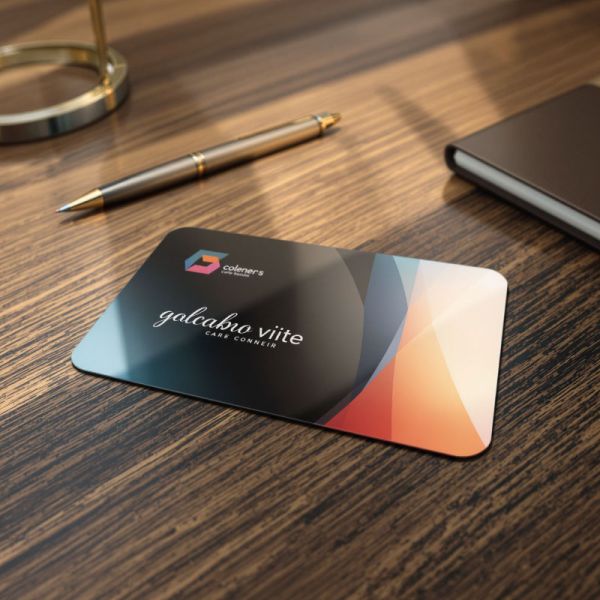 Carte de visite imprimée sur un bureau en bois