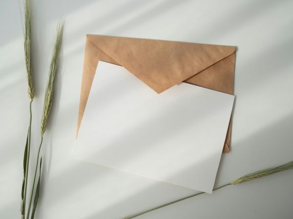 Enveloppe sur table