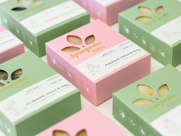 Ensemble de boite verte et rose