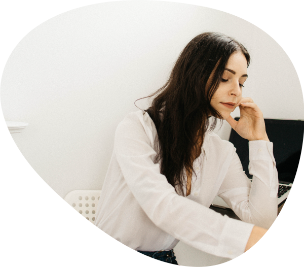 Femme qui réfléchie devant un document