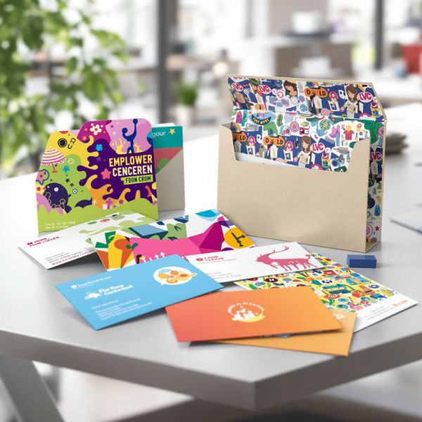 Plusieurs enveloppes personnalisées sur une table